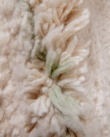 Moderner, handgefertigter Berber-Teppich aus Marokko. Beniourain-Teppich mit schönen Farben und Mustern und flauschiger Wollstruktur.
