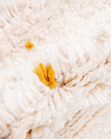 Moderner, handgefertigter Berber-Teppich aus Marokko. Beniourain-Teppich mit schönen Farben und Mustern und flauschiger Wollstruktur.