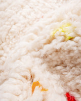 Moderner, handgefertigter Berber-Teppich aus Marokko. Beniourain-Teppich mit schönen Farben und Mustern und flauschiger Wollstruktur.