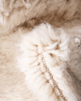 Moderner, handgefertigter Berber-Teppich aus Marokko. Beniourain-Teppich mit schönen Farben und Mustern und flauschiger Wollstruktur.