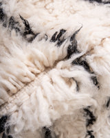 Moderner, handgefertigter Berber-Teppich aus Marokko. Beniourain-Teppich mit schönen Farben und Mustern und flauschiger Wollstruktur.