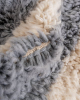 Moderner, handgefertigter Berber-Teppich aus Marokko. Beniourain-Teppich mit schönen Farben und Mustern und flauschiger Wollstruktur.