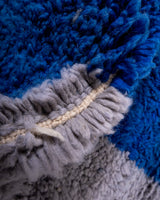 Moderner, handgefertigter Berber-Teppich aus Marokko. Beniourain-Teppich mit schönen Farben und Mustern und flauschiger Wollstruktur.