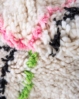 Moderner, handgefertigter Berber-Teppich aus Marokko. Beniourain-Teppich mit schönen Farben und Mustern und flauschiger Wollstruktur.