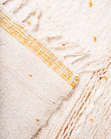 Moderner, handgefertigter Berber-Teppich aus Marokko. Beniourain-Teppich mit schönen Farben und Mustern und flauschiger Wollstruktur.