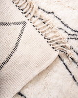 Moderner, handgefertigter Berber-Teppich aus Marokko. Beniourain-Teppich mit schönen Farben und Mustern und flauschiger Wollstruktur.