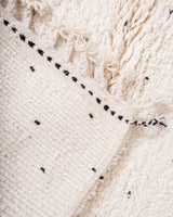 Moderner, handgefertigter Berber-Teppich aus Marokko. Beniourain-Teppich mit schönen Farben und Mustern und flauschiger Wollstruktur.