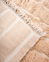 Moderner, handgefertigter Berber-Teppich aus Marokko. Beniourain-Teppich mit schönen Farben und Mustern und flauschiger Wollstruktur.