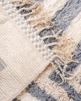 Moderner, handgefertigter Berber-Teppich aus Marokko. Beniourain-Teppich mit schönen Farben und Mustern und flauschiger Wollstruktur.