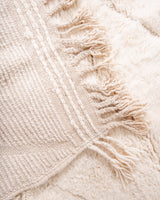 Moderner, handgefertigter Berber-Teppich aus Marokko. Beniourain-Teppich mit schönen Farben und Mustern und flauschiger Wollstruktur.