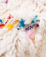 Moderner Designer handgefertigter Berber Teppich aus Marokko Beniourain mit schönen Farben und Mustern