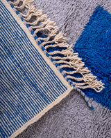 Moderner, handgefertigter Berber-Teppich aus Marokko. Beniourain-Teppich mit schönen Farben und Mustern und flauschiger Wollstruktur.