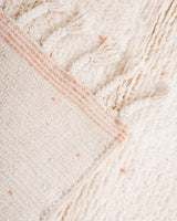 Moderner, handgefertigter Berber-Teppich aus Marokko. Beniourain-Teppich mit schönen Farben und Mustern und flauschiger Wollstruktur.