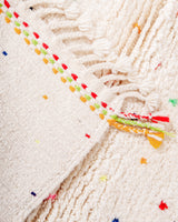 Moderner, handgefertigter Berber-Teppich aus Marokko. Beniourain-Teppich mit schönen Farben und Mustern und flauschiger Wollstruktur.