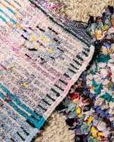 Moderner Designer handgefertigter Berber Teppich aus Marokko Beniourain mit schönen Farben und Mustern