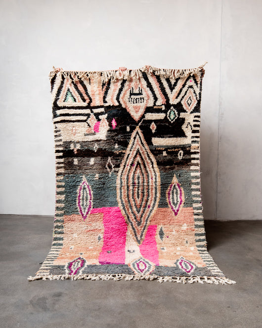 Moderner, handgefertigter Berber-Teppich aus Marokko. Vintage-Teppich mit schönen Farben und Mustern und flauschiger Textur.
