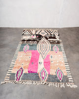 Moderner, handgefertigter Berber-Teppich aus Marokko. Vintage-Teppich mit schönen Farben und Mustern und flauschiger Textur.