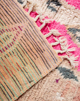 Moderner, handgefertigter Berber-Teppich aus Marokko. Vintage-Teppich mit schönen Farben und Mustern und flauschiger Textur.