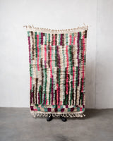 Moderner, handgefertigter Berber-Teppich aus Marokko. Vintage-Teppich mit schönen Farben und Mustern und flauschiger Textur.