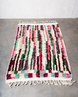 Moderner, handgefertigter Berber-Teppich aus Marokko. Vintage-Teppich mit schönen Farben und Mustern und flauschiger Textur.
