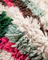 Moderner, handgefertigter Berber-Teppich aus Marokko. Vintage-Teppich mit schönen Farben und Mustern und flauschiger Textur.