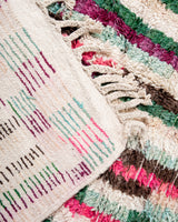 Moderner, handgefertigter Berber-Teppich aus Marokko. Vintage-Teppich mit schönen Farben und Mustern und flauschiger Textur.