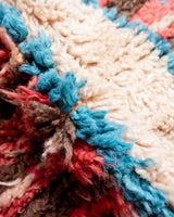 Moderner, handgefertigter Berber-Teppich aus Marokko. Vintage-Teppich mit schönen Farben und Mustern und flauschiger Textur.