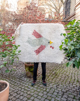 Moderner, handgefertigter Berber-Teppich aus Marokko. Beniourain-Teppich mit schönen Farben und Mustern und flauschiger Wollstruktur.