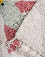 Moderner, handgefertigter Berber-Teppich aus Marokko. Beniourain-Teppich mit schönen Farben und Mustern und flauschiger Wollstruktur.