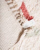Moderner, handgefertigter Berber-Teppich aus Marokko. Beniourain-Teppich mit schönen Farben und Mustern und flauschiger Wollstruktur.