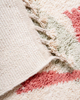 Moderner, handgefertigter Berber-Teppich aus Marokko. Beniourain-Teppich mit schönen Farben und Mustern und flauschiger Wollstruktur.