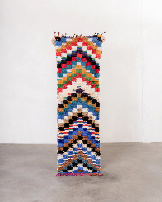 Handgefertigter Berber-Teppich aus moderner Designer-Baumwolle aus Marokko. Boucherouite mit schönen Farben und Mustern.