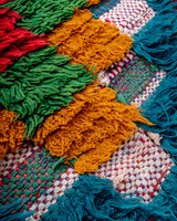 Handgefertigter Berber-Teppich aus moderner Designer-Baumwolle aus Marokko. Boucherouite mit schönen Farben und Mustern.
