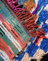 Handgefertigter Berber-Teppich aus moderner Designer-Baumwolle aus Marokko. Boucherouite mit schönen Farben und Mustern.