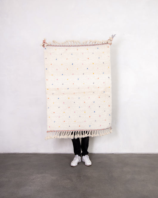 Moderner Designer handgefertigter Berber Teppich aus Marokko Beniourain mit schönen Farben und Mustern