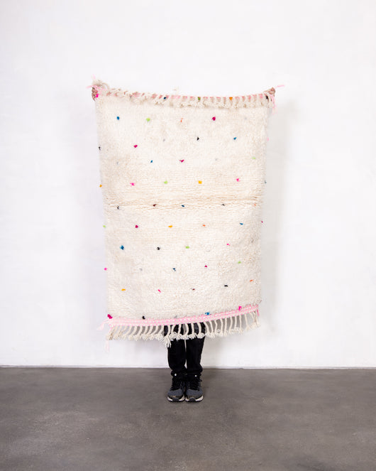 Moderner Designer handgefertigter Berber Teppich aus Marokko Beniourain mit schönen Farben und Mustern