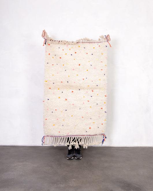 Moderner Designer handgefertigter Berber Teppich aus Marokko Beniourain mit schönen Farben und Mustern