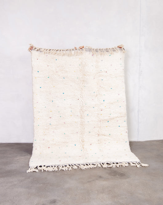 Moderner Designer handgefertigter Berber Teppich aus Marokko Beniourain mit schönen Farben und Mustern
