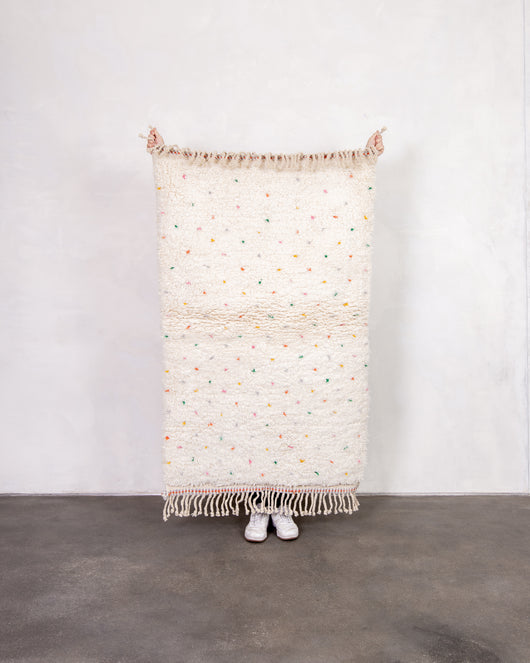 Moderner Designer handgefertigter Berber Teppich aus Marokko Beniourain mit schönen Farben und Mustern