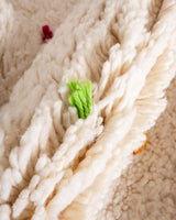 Moderner Designer handgefertigter Berber Teppich aus Marokko Beniourain mit schönen Farben und Mustern