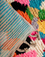 Moderner handgefertigter Berber-Teppich aus Marokko. Boujed mit schönen Farben und Mustern.