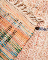 Moderner, handgefertigter Berber-Teppich aus Marokko. Vintage-Teppich mit schönen Farben und Mustern und flauschiger Textur.
