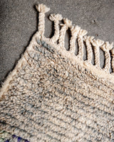 Moderner, handgefertigter Berber-Teppich aus Marokko. Vintage-Teppich mit schönen Farben und Mustern und flauschiger Textur.