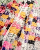 Moderner, handgefertigter Berber-Teppich aus Marokko. Vintage-Teppich mit schönen Farben und Mustern und flauschiger Textur.