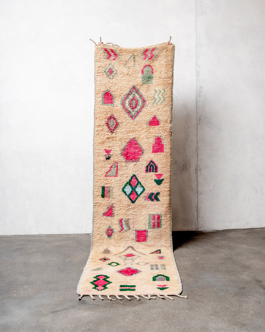 Moderner, handgefertigter Berber-Teppich aus Marokko. Vintage-Teppich mit schönen Farben und Mustern und flauschiger Textur.