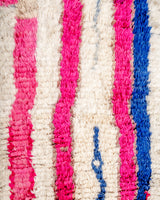 Moderner, handgefertigter Berber-Teppich aus Marokko. Vintage-Teppich mit schönen Farben und Mustern und flauschiger Textur.