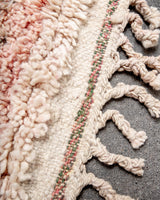 Moderner, handgefertigter Berber-Teppich aus Marokko. Vintage-Teppich mit schönen Farben und Mustern und flauschiger Textur.