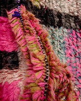 Moderner, handgefertigter Berber-Teppich aus Marokko. Vintage-Teppich mit schönen Farben und Mustern und flauschiger Textur.