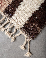 Moderner, handgefertigter Berber-Teppich aus Marokko. Vintage-Teppich mit schönen Farben und Mustern und flauschiger Textur.