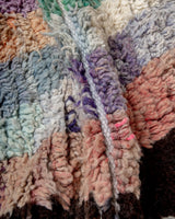 Moderner, handgefertigter Berber-Teppich aus Marokko. Vintage-Teppich mit schönen Farben und Mustern und flauschiger Textur.